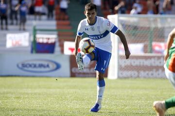 Ignacio Saavedra (19) no pudo participar con la Roja del Sudamericano Sub 20 a raíz de su lesión en la rodilla, pero ha estado dentro de los planes de Gustavo Quinteros en Católica. El volante ha sumado 606 minutos en el Torneo Nacional con los cruzados, demostrando marca y precisión en mitad de cancha.