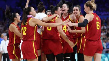 Alegría de la Selección española de baloncesto femenino después de ganar a Puerto Rico.