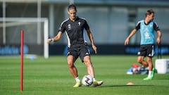 Gonçalo Paciencia toca el balón durante un entrenamiento en la Ciudad Deportiva Afouteza.