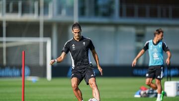 Gonçalo Paciencia toca el balón durante un entrenamiento en la Ciudad Deportiva Afouteza.