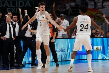 Hugo González celebra una de sus acciones con Andrés Feliz.