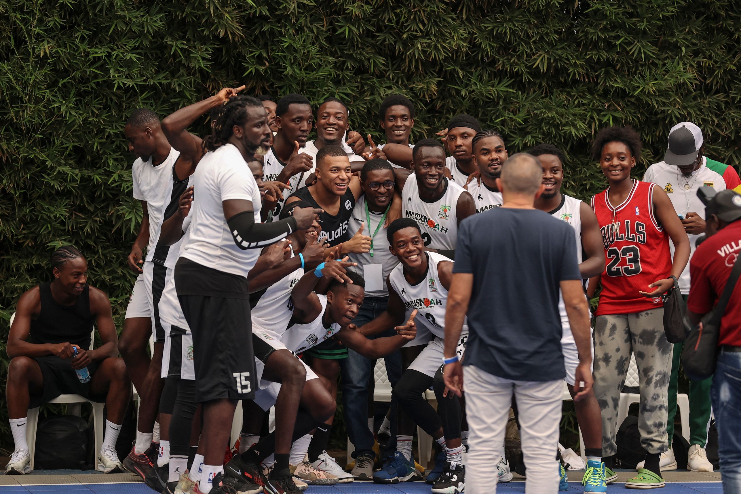 Por primera vez desde que nació, el delantero francés Kylian Mbappé visitó Camerún, el país nativo de su padre Wilfried. En las imágenes se puede apreciar el fuerte dispositivo que rodeaba al jugador en su itinerario en el país africano.