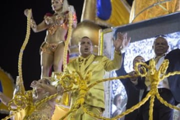 El exfutbolista brasileño Ronaldo Nazario, es homenajeado por la escuela de samba del Grupo Especial Gaviões da Fiel durante el desfile del carnaval de Sao Paulo