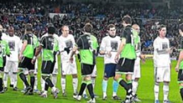 <b>SOLIDARIOS. </b>El Madrid lució camisetas con la imagen de la desaparecida Marta del Castillo. La familia de la joven se puso en contacto con Ramos y el club colaboró.