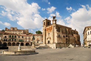 Trujillo, en la provincia de Cáceres, es una ciudad de gran riqueza histórica y patrimonial. Conocida como "la cuna de los conquistadores", fue lugar de nacimiento de personajes ilustres como Francisco Pizarro y Francisco de Orellana. La ciudad, declarada Conjunto Histórico-Artístico, está dominada por su impresionante castillo medieval, una antigua alcazaba árabe, y su monumental Plaza Mayor, considerada una de las más bellas de España. La plaza está rodeada de palacios y casonas señoriales que reflejan el esplendor de los siglos XV y XVI, como el Palacio de la Conquista. El casco urbano, con sus calles empedradas, alberga un sinfín de iglesias y palacios, destacando la iglesia de Santa María la Mayor y la iglesia de San Martín, así como la Casa Museo de Pizarro.
