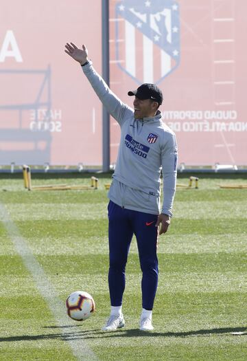 El conjunto dirigido por Diego Pablo Simeone se ha entrenado con la mente puesta en el partido de mañana frente al Villarreal de Javi Calleja.
