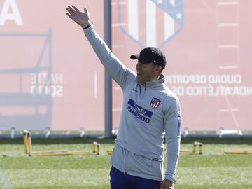 El conjunto dirigido por Diego Pablo Simeone se ha entrenado con la mente puesta en el partido de mañana frente al Villarreal de Javi Calleja.
