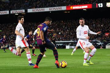 El jugador del Barcelona Luis Suárez marca el 3-0 al Eibar.