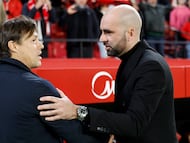 Los entrenadores Matías Almeyda y Claudio Giráldez se saludan antes del inicio del partido entre el Sevilla y el Celta.