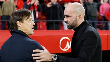 Los entrenadores Matías Almeyda y Claudio Giráldez se saludan antes del inicio del partido entre el Sevilla y el Celta.