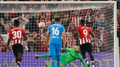 BILBAO , 30/04/22.- El delantero del Athletic DE Bilbao Willliams (d) marca gol ante el portero del AtlEtico de Madrid , Oblak (atrás), el segundo del equipo, durante el partido de Liga en Primera División que disputan este sábado en el estadio de San Mamés, en Bilbao. EFE/Miguel Toña penalti 
PUBLICADA 01/05/22 NA MA33 5COL