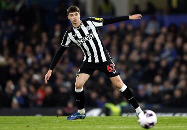 El niño maravilla del Newcastle entró en la cantera de los 'magpies' a los siete años. Su despliegue futbolístico cautivó a Howe hasta el punto de ser su prolongación en el campo la temporada pasada. La fractura en un dedo del pie y la falta de continuidad han supuesto un lastre para recuperar su mejor nivel. Miley, al que comparan con Bellingham, sabe cómo posicionarse y despliega un control sobre el balón perfecto ayudado por sus largas piernas. El futuro del Newcastle y de la selección inglesa pasa por sus botas.