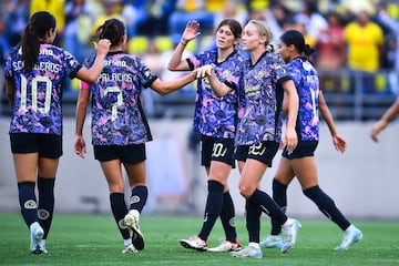  Kiana Palacios celebrates her goal 2-1 of America with Nicolette Hernandez, Sarah Luebbert of America during the 17th round match between America and Atlas as part of the Liga BBVA MX Femenil, Torneo Apertura 2024 at Cancha Centenario Stadium on November 03, 2024 in Mexico City, Mexico.