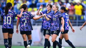 Kiana Palacios celebrates her goal 2-1 of America with Nicolette Hernandez, Sarah Luebbert of America during the 17th round match between America and Atlas as part of the Liga BBVA MX Femenil, Torneo Apertura 2024 at Cancha Centenario Stadium on November 03, 2024 in Mexico City, Mexico.