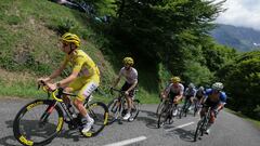 Tadej Pogacar al frente del pelotón en el ascenso de Col de d'Agnes de la etapa 15 del Tour de Francia.