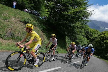 Tadej Pogacar al frente del pelotón en el ascenso de Col de d'Agnes de la etapa 15 del Tour de Francia.