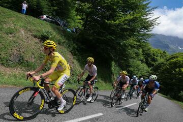 Tadej Pogacar al frente del pelotón en el ascenso de Col de d'Agnes de la etapa 15 del Tour de Francia.