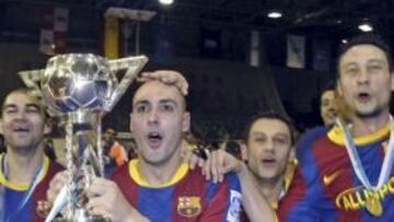 <b>BARCELONA 3 - ELPOZO 2</b>. El capitán del FC Barcelona Alusport Javi Rodríguez levanta la Copa de España de fútbol sala junto a varios compañeros tras vencer al ElPozo Murcia Turística por 3-2 en la final disputada esta tarde en el pabellón Pedro Delgado de Segovia.