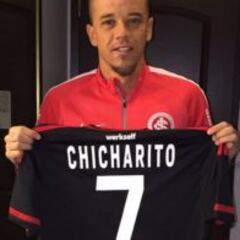Andrés D’Alessandro presume playera del Chicharito