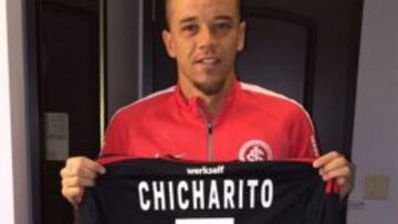 Andrés D’Alessandro muestra la playera del Chicharito