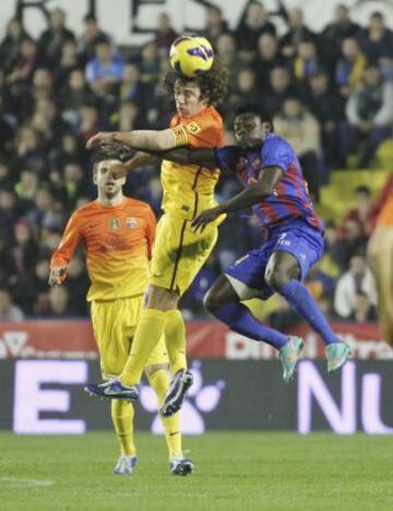 Jornada 13 / LEVANTE - BARCELONA  Puyol disputa un balón por alto con un jugador del levante.