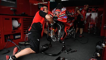 La MotoGP de Pecco Bagnaia en el box de Ducati.
