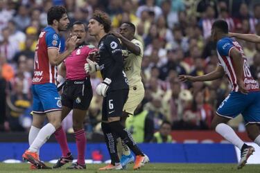 La diferencia en las fotos del supuesto escupitajo de Ochoa