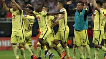 Darwin Quintrero en el festejo con sus compañeros, en la victoria del América por 2-1 en el Estadio Omnilife.