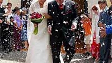 <B>PEDRO, EL PRIMERO.</B> Munitis y su novia Ana fueron los primeros en pasar por la vicaría. Lo hicieron al mediodía en la iglesia del barrio pesquero de Santander, lugar de nacimiento del delantero madridista.