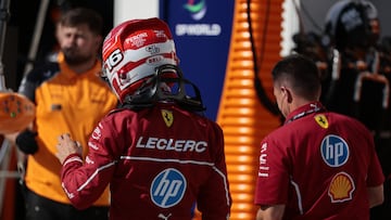 Charles Leclerc en el paddock de la F¨®rmula 1 tras bajarse del Ferrari.