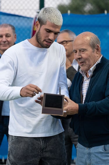 Carlos Alcaraz compartió esta distinción con los chicos y chicas del club, acompañado por el presidente y por su padre.