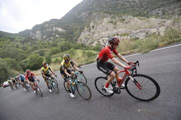 El pelotón rueda a su paso por Andorra La Vella.