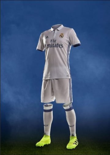 El volante colombiano James Rodríguez es imagen del Real Madrid y Adidas en la presentación su nueva indumentaria para la temporada 2015-2016.