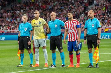 Trío arbitral y capitanes.