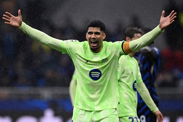 Ronald, fortaleza de hierro en el Barça, vivió el año más frágil de su carrera. Entre lesiones y partidos donde la zaga cedió en exceso, su imagen de muro indestructible se resquebrajó. El mercado lo castigó, porque un defensor que transmite vulnerabilidad pierde gran parte de su atractivo. En la temporada que ahora empieza, parece que recuperará la titularidad con la salida de Iñigo Martínez. Veremos si el zaguero uruguayo puede volver a su mejor versión.
