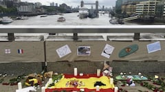 Vista del homenaje a la v&iacute;ctima espa&ntilde;ola de los atentados terroristas, Ignacio Echeverr&iacute;a, en el Puente de Londres, en Londres, Reino Unido. Muri&oacute; en el atentado del pasado 3 de junio perpetrado por 3 terroristas en la capital 