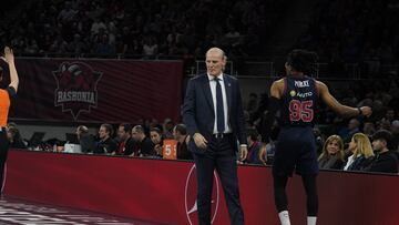 Dusko Ivanovic, entrenador del Baskonia, junto a Moneke.