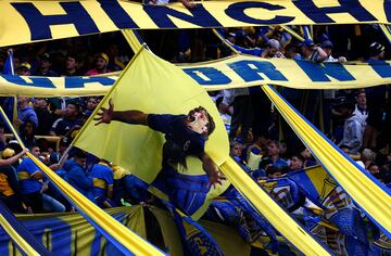 Ambientazo espectacular en La Bombonera para ver el Superclásico argentino.