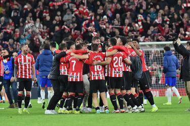 Los jugdores del Athletic Club celebran la victoria y el pase a la final de la Copa del Rey.