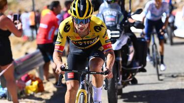 SIERRA DE LA PANDERA, SPAIN - SEPTEMBER 03: Primoz Roglic of Slovenia and Team Jumbo - Visma attacks during the 77th Tour of Spain 2022, Stage 14 a 160,3km stage from Montoro to Sierra de La Pandera 1815m / #LaVuelta22 / #WorldTour / on September 03, 2022 in Sierra de La Pandera, Spain. (Photo by Tim de Waele/Getty Images)