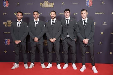 Eric García, Ferran Torres, Íñigo Martínez, Andreas Christensen e Iñaki Peña, futbolistas del primer equipo en la alfombra roja del gran Teatro del Liceu.