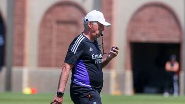 USA9368. LOS ÁNGELES (CA, EEUU), 21/07/2022.- El entrenador italiano del Real Madrid, Carlo Ancelotti, dirige un entrenamiento en las instalaciones de la Universidad de California Los Ángeles (UCLA), en Los Ángeles (Estados Unidos). Con el clásico de pretemporada en Las Vegas (EE.UU.) contra Barcelona ya en el punto de mira, Real Madrid subió este jueves la intensidad de su preparación con una doble sesión de entrenamiento en la universidad UCLA de Los Ángeles (EE.UU.). EFE/ Javier Rojas