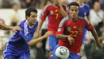 Thiago disputa un balón en su primer encuentro oficial con la Selección española.