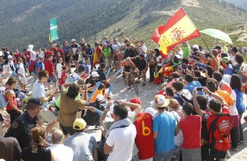 Longitud: 3,5 km / Pendiente media: 12% / Rampas m¨¢ximas: 21% / Altitud: 2.262 m.
Su distancia puede llevar a enga?os, ya que su desnivel es brutal (385 metros en 3,5 km). Sus rampas m¨¢ximas tambi¨¦n, ya que en algunos puntos superan el 20%. Cualquier valiente que se atreva a enfrentarse a este reto de la sierra madrile?a deber¨¢ superar previamente Navacerrada, aunque eso no es lo peor, sino su terreno. La Bola del Mundo se compone de un hormig¨®n rallado donde la bicicleta no tracciona, por lo que no s¨®lo hacen falta buenas piernas para superarla, sino tambi¨¦n t¨¦cnica. Todo un reto.