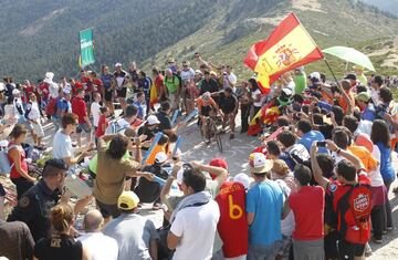 Longitud: 3,5 km / Pendiente media: 12% / Rampas máximas: 21% / Altitud: 2.262 m.
Su distancia puede llevar a engaños, ya que su desnivel es brutal (385 metros en 3,5 km). Sus rampas máximas también, ya que en algunos puntos superan el 20%. Cualquier valiente que se atreva a enfrentarse a este reto de la sierra madrileña deberá superar previamente Navacerrada, aunque eso no es lo peor, sino su terreno. La Bola del Mundo se compone de un hormigón rallado donde la bicicleta no tracciona, por lo que no sólo hacen falta buenas piernas para superarla, sino también técnica. Todo un reto.
