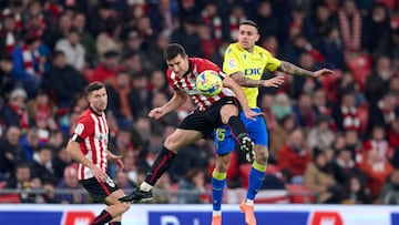 BILBAO, SPAIN - FEBRUARY 03: Dani Vivian of Athletic Club hurt for the ball with Roger Marti of Cadiz CF during the LaLiga Santander match between Athletic Club and Cadiz CF at San Mames Stadium on February 03, 2023 in Bilbao, Spain. (Photo by Ion Alcoba/Quality Sport Images/Getty Images)