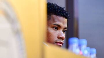 Colombia&#039;s midfielder Wilmar Barrios speaks during a press conference in Kazan on June 15, 2018, during the Russia 2018 World Cup football tournament. / AFP PHOTO / Luis Acosta