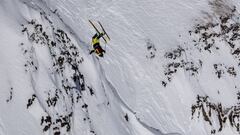 El freerider alem&aacute;n Max Hitzig, backflip en Open Faces de Kicking Horse Golden BC, Canad&aacute;, el viernes 17 de febrero del 2023 durante la prueba del Freeride World Tour. 