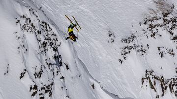 El freerider alem&aacute;n Max Hitzig, backflip en Open Faces de Kicking Horse Golden BC, Canad&aacute;, el viernes 17 de febrero del 2023 durante la prueba del Freeride World Tour. 