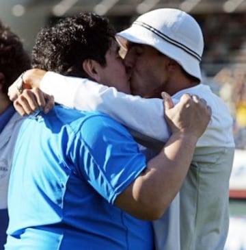 Diego Maradona quiso demostrarle todo su cari?o a Carlos T¨¦vez, jugador de la Juventus entonces, en el homenaje que recibi¨® T¨¦vez por su gran actuaci¨®n con Argentina en los Juegos Ol¨ªmpicos de Atenas 2004, que les vali¨® la medalla de oro.